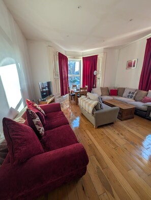 TV - Sunderland 2-Bedroom Gem Near City (Sunderland)