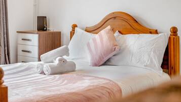 4 bedrooms, desk, iron/ironing board, WiFi