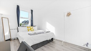 Skrivebord, strykejern/-brett, wi-fi og sengetøy