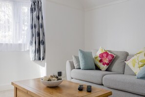 TV - Charming 2-Bedroom Escape in Worthing (Worthing)