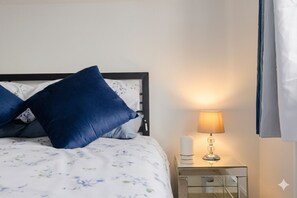 Desk, iron/ironing board, WiFi, bed sheets - Charming 2-Bedroom Escape in Worthing (Worthing)