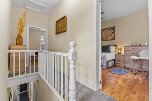 4 Schlafzimmer, Schreibtisch, Bügeleisen/Bügelbrett, WLAN