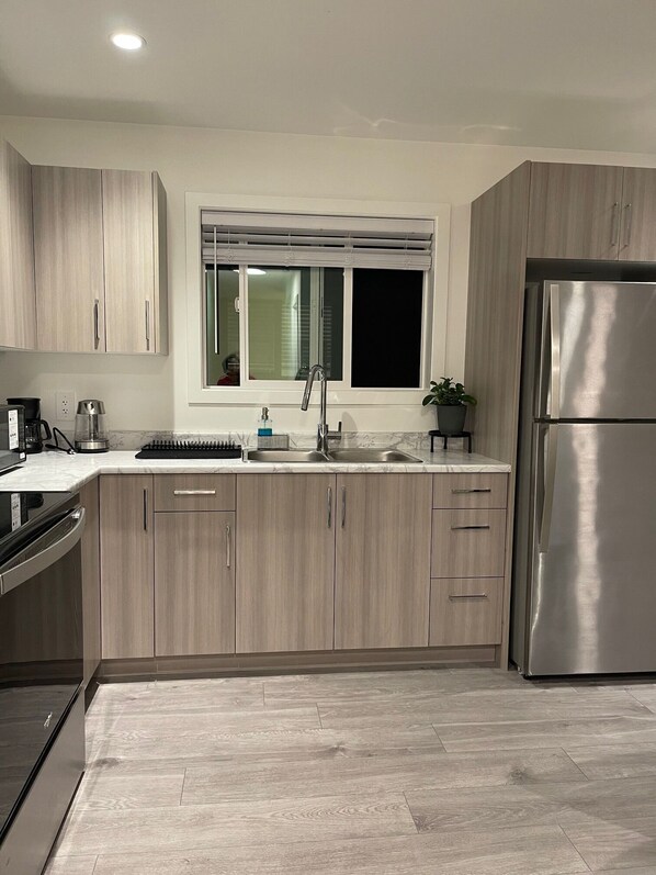 Microondas, horno, parrilla de estufa y lavavajillas