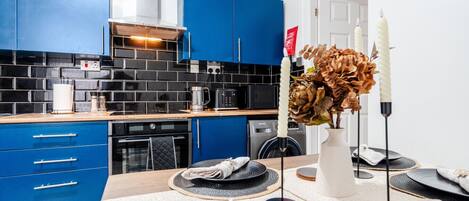 Køleskab, ovn, kogeplade, brødrister