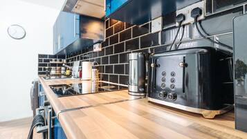 Réfrigérateur, four, plaque de cuisson, grille-pain