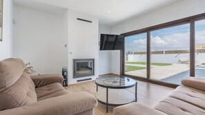Una televisión, una chimenea