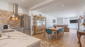 Jääkaappi, mikroaaltouuni, uuni, liesi