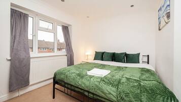 Desk, iron/ironing board, WiFi, bed sheets