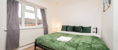 Desk, iron/ironing board, WiFi, bed sheets