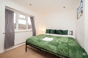 Desk, iron/ironing board, WiFi, bed sheets - Family-Friendly 3-Bed Haven in Northolt with Parking & Balcony (Greater London)