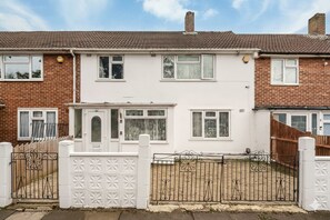Exterior - Family-Friendly 3-Bed Haven in Northolt with Parking & Balcony (Greater London)