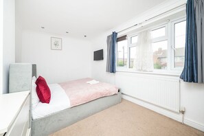 3 bedrooms, desk, iron/ironing board, WiFi