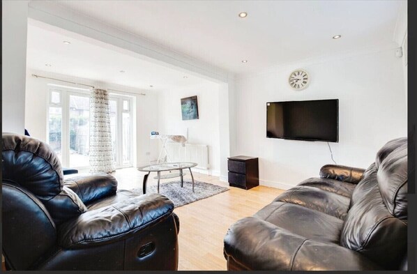 TV - Family-Friendly 3-Bed Haven in Northolt with Parking & Balcony (Greater London)