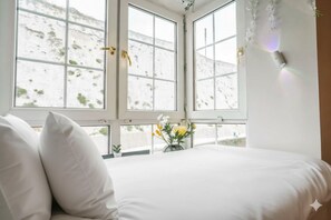 Skrivebord, strykejern/-brett, wi-fi og sengetøy