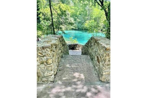 Little River Spring Cave divers poolside Hideaway