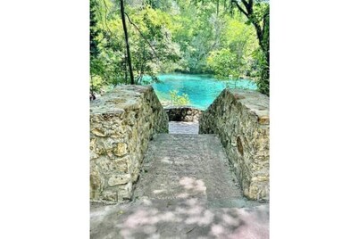 Little River Spring Cave divers poolside Hideaway