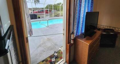 Little River Spring Cave divers poolside Hideaway