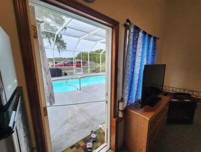 Little River Spring Cave divers poolside Hideaway