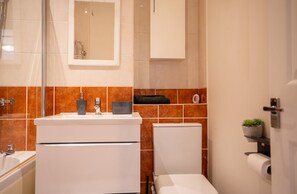 Hair dryer, towels - Stylish 1-Bed Escape in Heart of Brixton (Greater London)