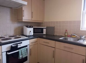 Mikrowelle, Ofen, Herdplatte, Wasserkocher mit Kaffee-/Teezubehör