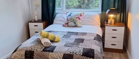 Desk, iron/ironing board, WiFi, bed sheets