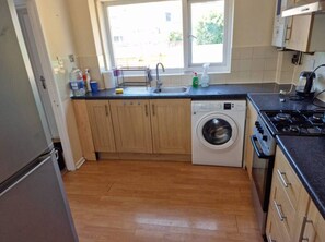 Fridge, microwave, oven, stovetop - Cosy 2BR Retreat in Huntingdon near City Centre (Cambridgeshire)