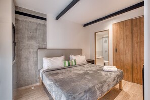 1 habitación, tabla de planchar con plancha, cuna de viaje y wifi 