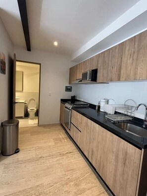 Geladeira, micro-ondas, fogão, cooktop