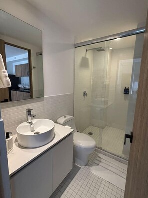 Secador de cabelo, toalhas de banho