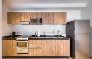 Een koelkast, een magnetron, een oven, een kookplaat