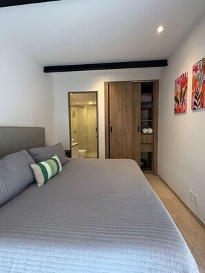 1 quarto, escrivaninha, ferros/tábuas de passar roupa, berço de viagem