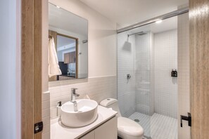 Een haardroger, handdoeken