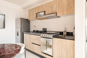 Kühlschrank, Mikrowelle, Ofen, Herdplatte