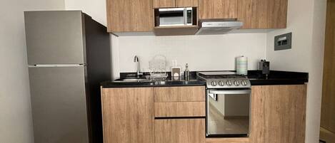 Réfrigérateur, micro-ondes, four, plaque de cuisson