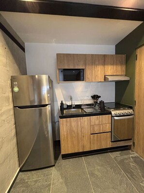 Kühlschrank, Mikrowelle, Ofen, Herdplatte