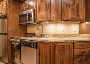 ثلاجة، ميكروويف، فرن، موقد طهي مسطح