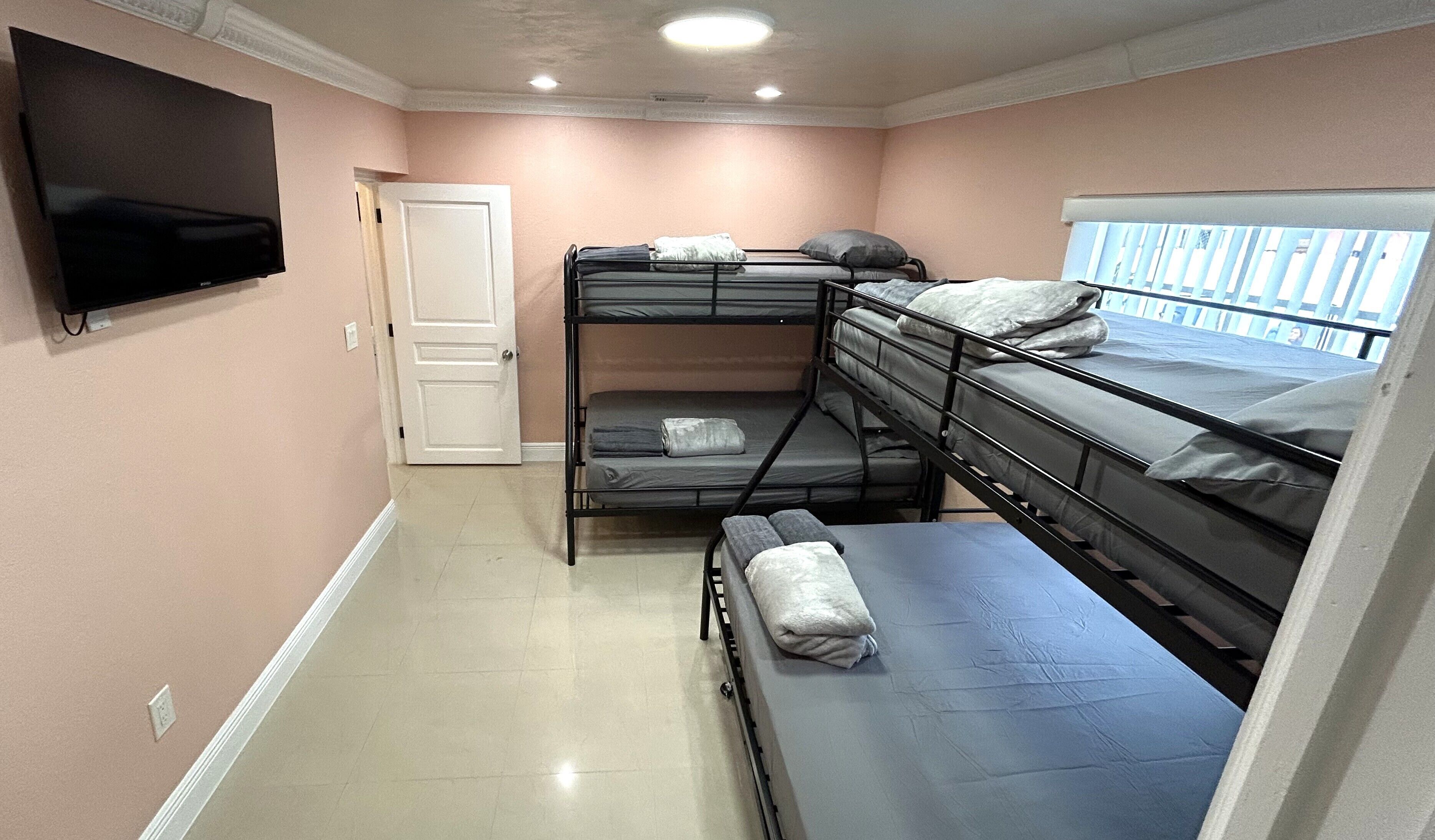 4 bedrooms, iron/ironing board, WiFi, bed sheets