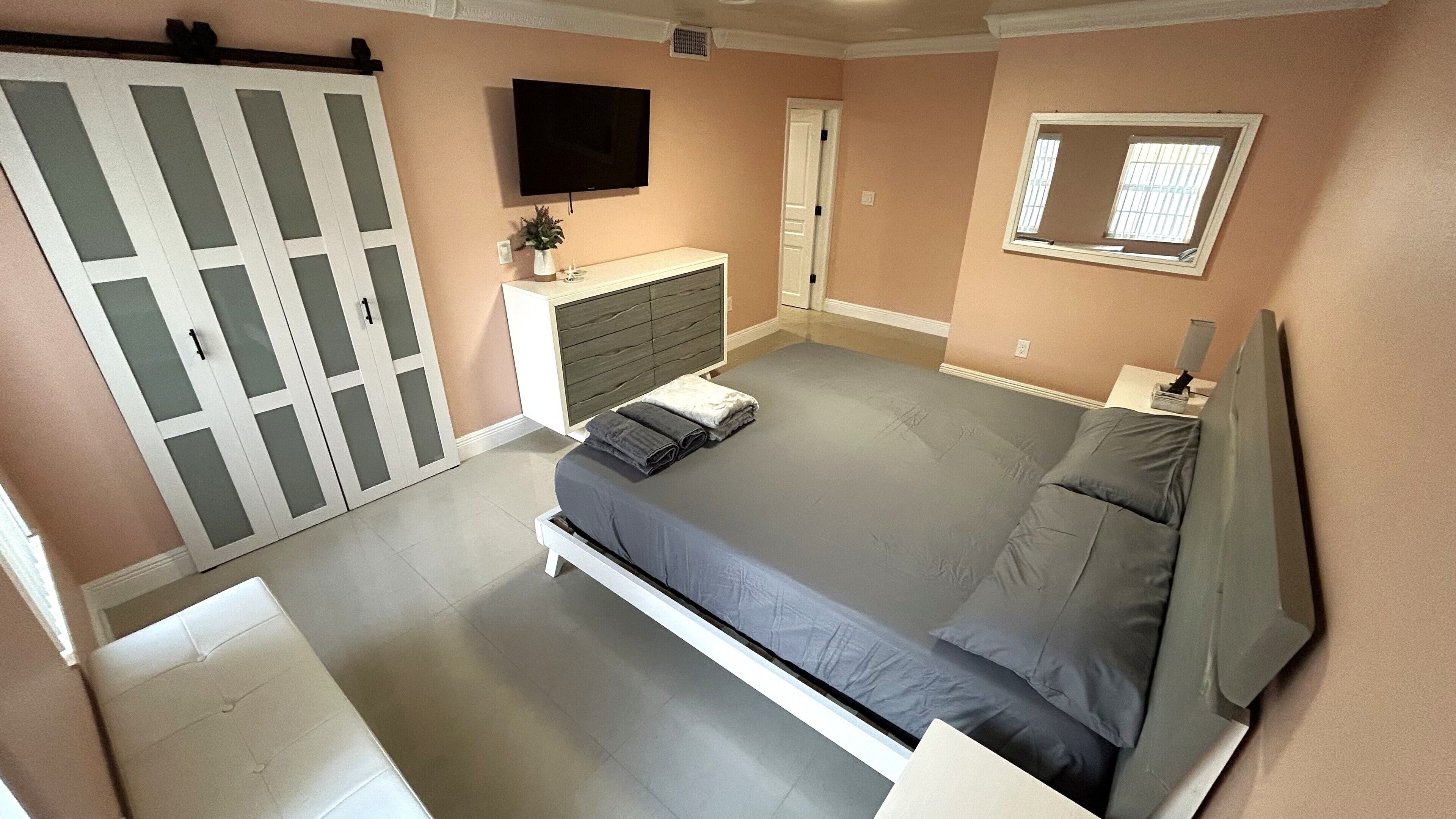 4 bedrooms, iron/ironing board, WiFi, bed sheets