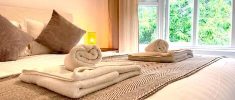 3 bedrooms, iron/ironing board, WiFi, bed sheets