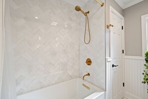 Een douche, een haardroger, handdoeken, toiletpapier
