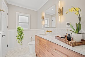 Douche, sèche-cheveux, serviettes fournies, papier toilette