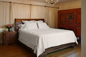3 bedrooms, desk, iron/ironing board, WiFi - New! Poolside Gated w Parking + Dog Ok (Los Angeles)