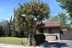 Exterior detail - New! Poolside Gated w Parking + Dog Ok (Los Angeles)