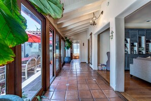 Interior - New! Poolside Gated w Parking + Dog Ok (Los Angeles)
