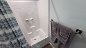 Hair dryer, towels, soap, shampoo - 2+bdrm Caldwell Near Freeways 84/55 Nampa restaurants shopping cats only allowed (Caldwell)