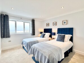 7 bedrooms, iron/ironing board, travel crib, WiFi - Whitewater, with expansive sea views and hot tub (Westward Ho!)