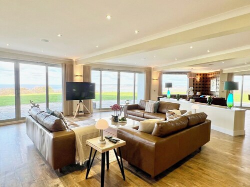 Whitewater, with expansive sea views and hot tub