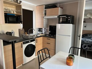 Kjøleskap, ovn, kokeplater og oppvaskmaskin