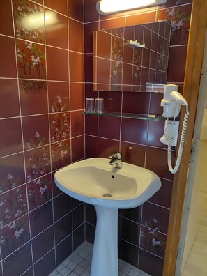 Bruser, hårtørrer, håndklæder