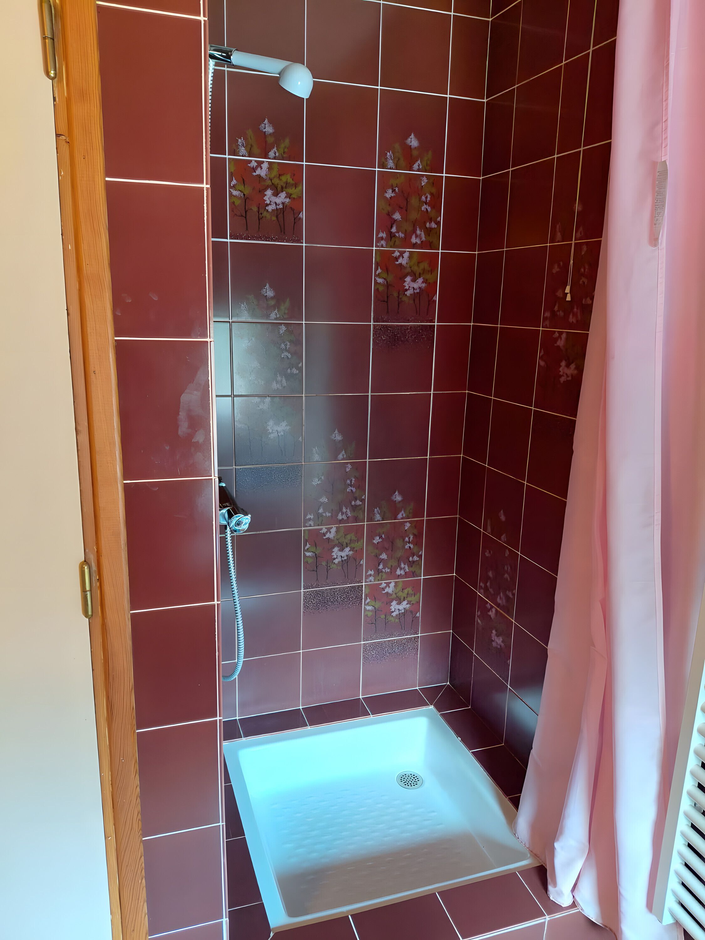 Douche, sèche-cheveux, serviettes fournies